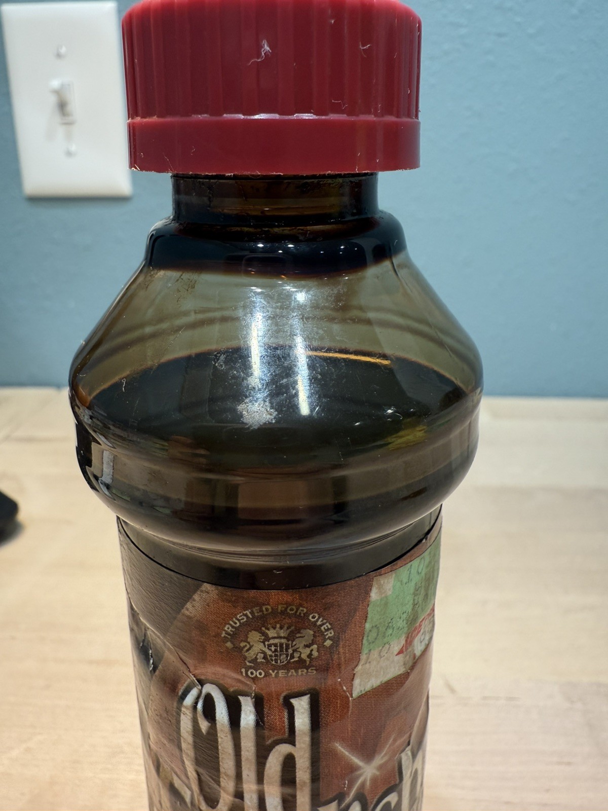 Old English Scratch Cover Vintage Red Cap for Dark Woods 8oz Bottle 95% Prop