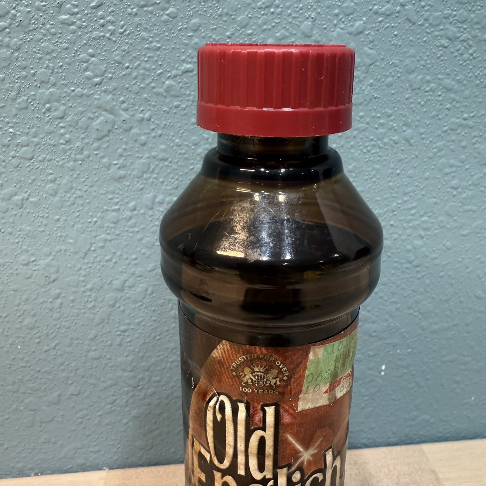 Old English Scratch Cover Vintage Red Cap for Dark Woods 8oz Bottle 95% Prop