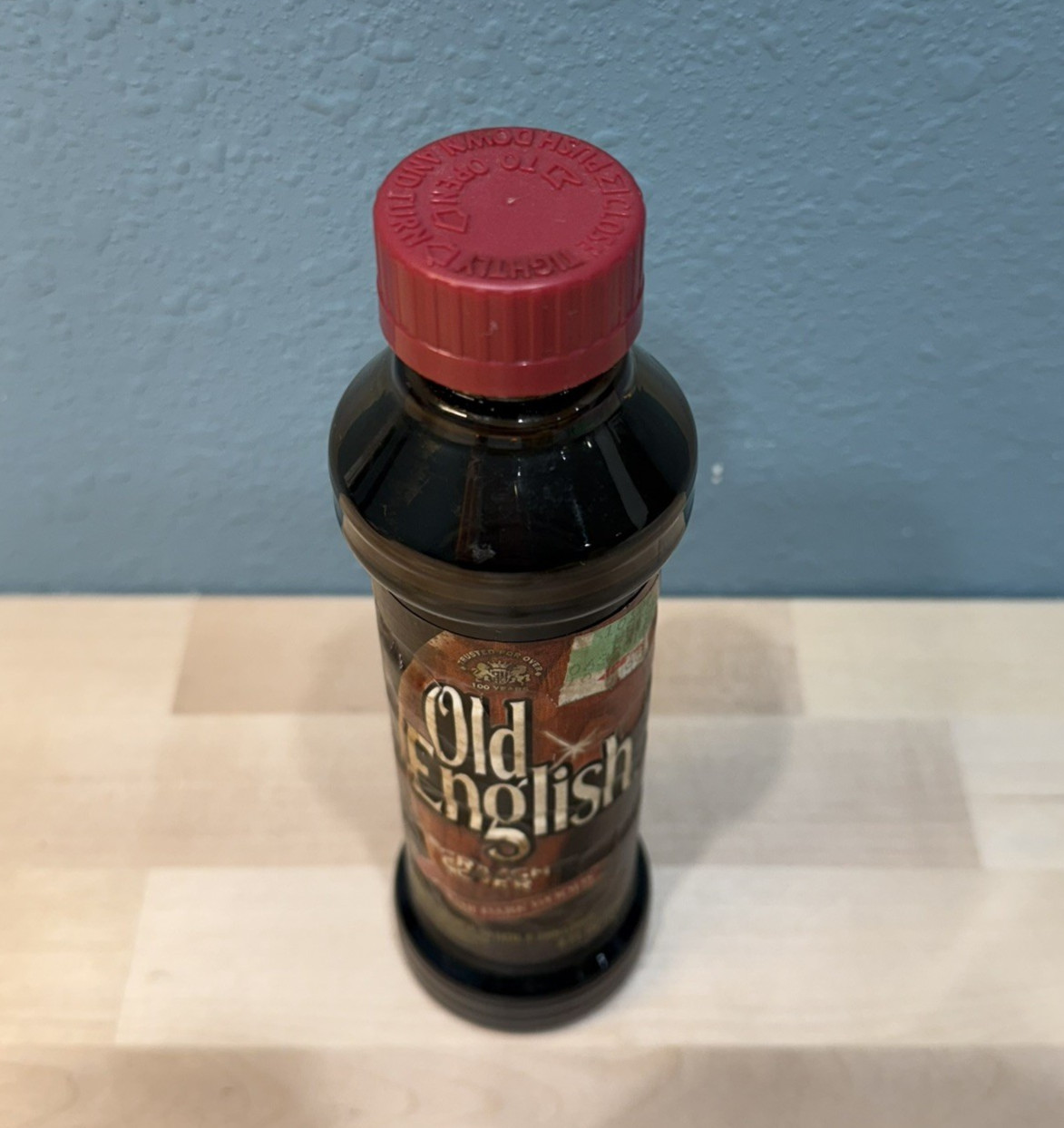 Old English Scratch Cover Vintage Red Cap for Dark Woods 8oz Bottle 95% Prop