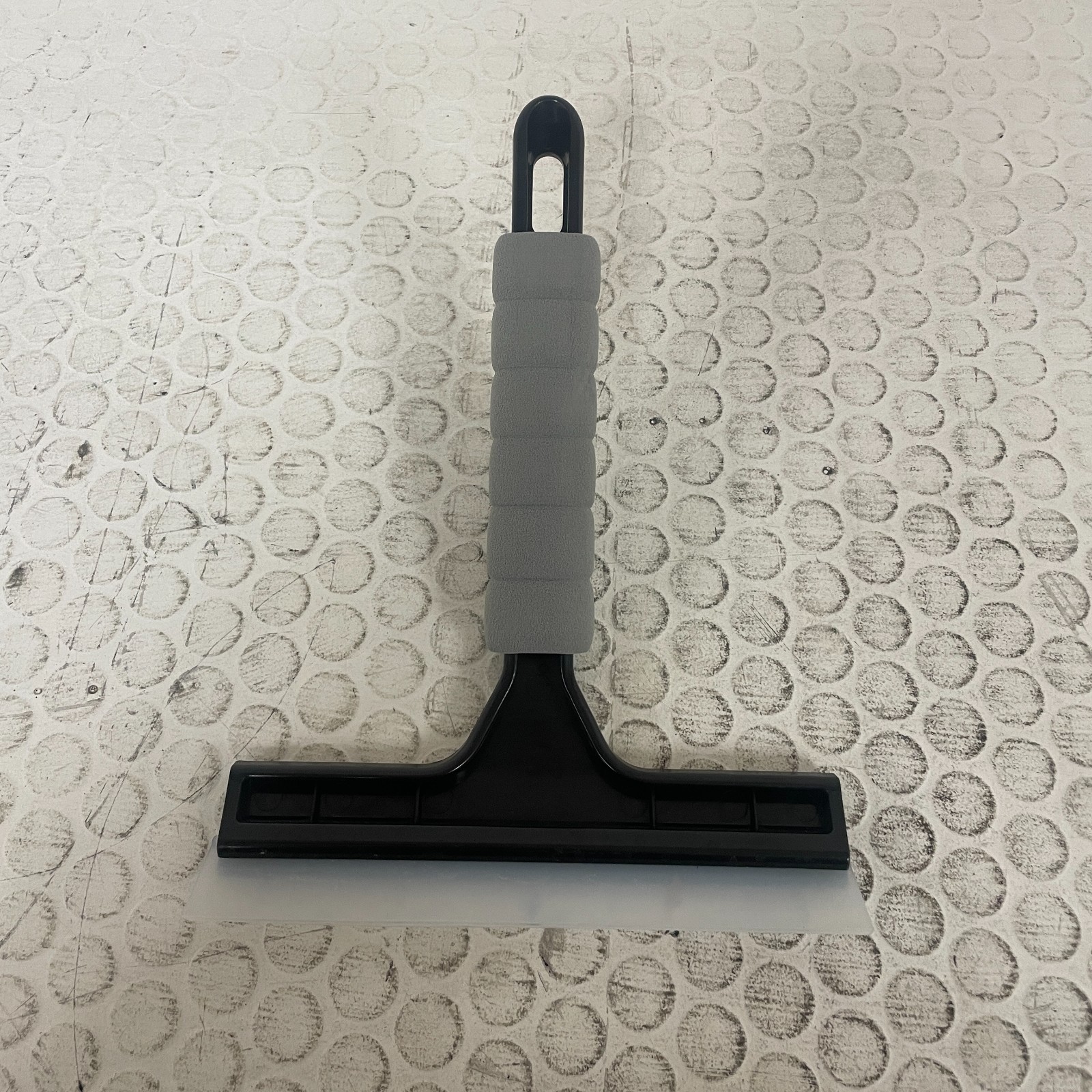 AMAZON BASICS Window Squeegee Microfiber Scrubber Car Home Handle Window Cleaner