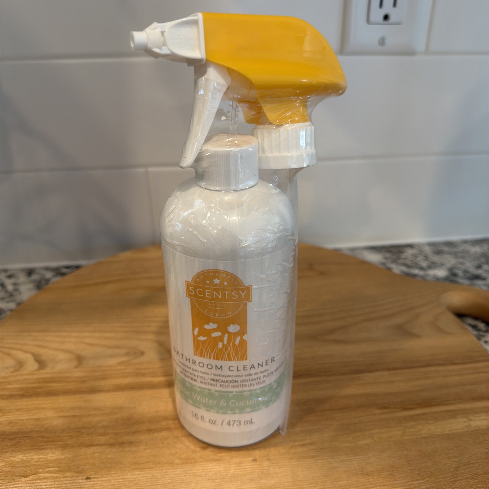 Scentsy Bathroom Cleaner, Aloe Water & Cucumber, with Sprayer, New 16 fl. oz